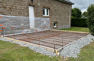 Accueil Préparation du terrain et ferraillage avant le coulage d'une dalle en béton.