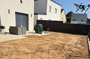 Accueil Terrain nivelé prêt à recevoir un gazon après terrassement.
